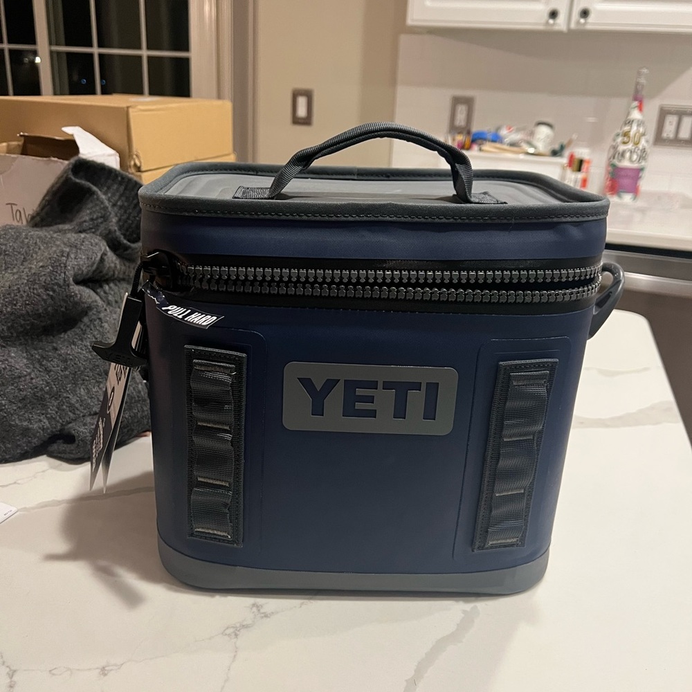 NEW YETI HOPPER FLIP®  8 SOFT COOLER